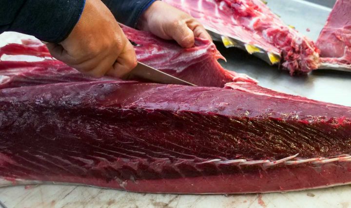 Um açougueiro faz um corte de carne - Photo by Kindel Media from Pexels